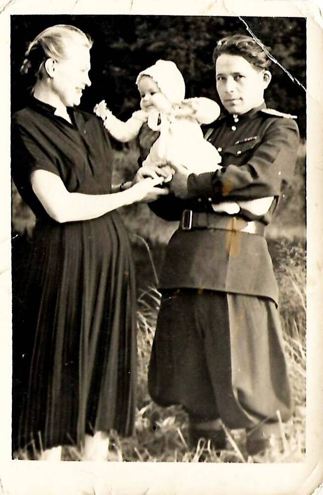 Фотография черно - белая семьи из трех человек.
