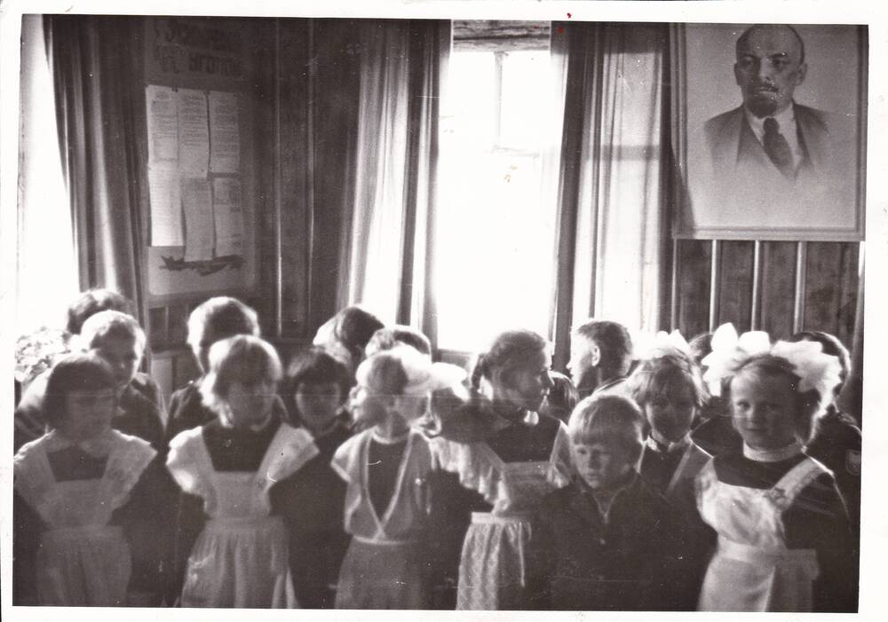 Фотография. Сюжетная. Открытие ленинского зала в Корочанской средней школе, Белгородской области. 1980 год.