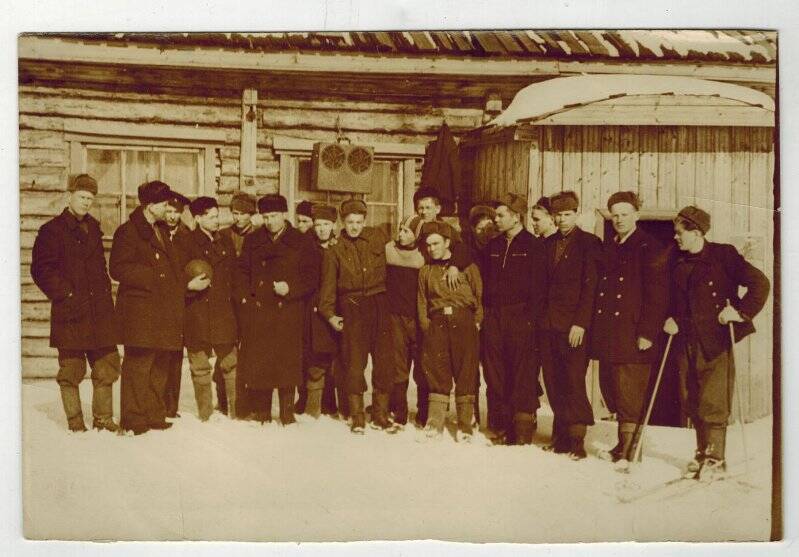 Фотография. Рабочие УМСХ № 7 1957г. после лыжного кросса пос. Кусья.