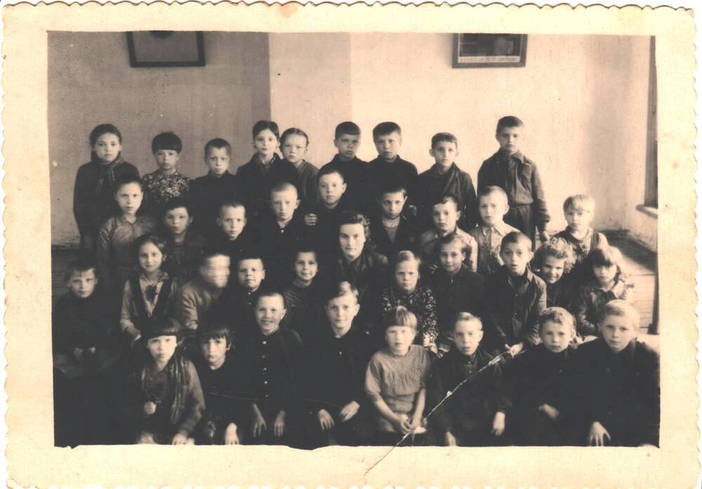 Группа учеников 2А класса с руководителем Гурьева Глафира Васильевна, средняя школв №16 станции Микунь, апрель 1950 года.