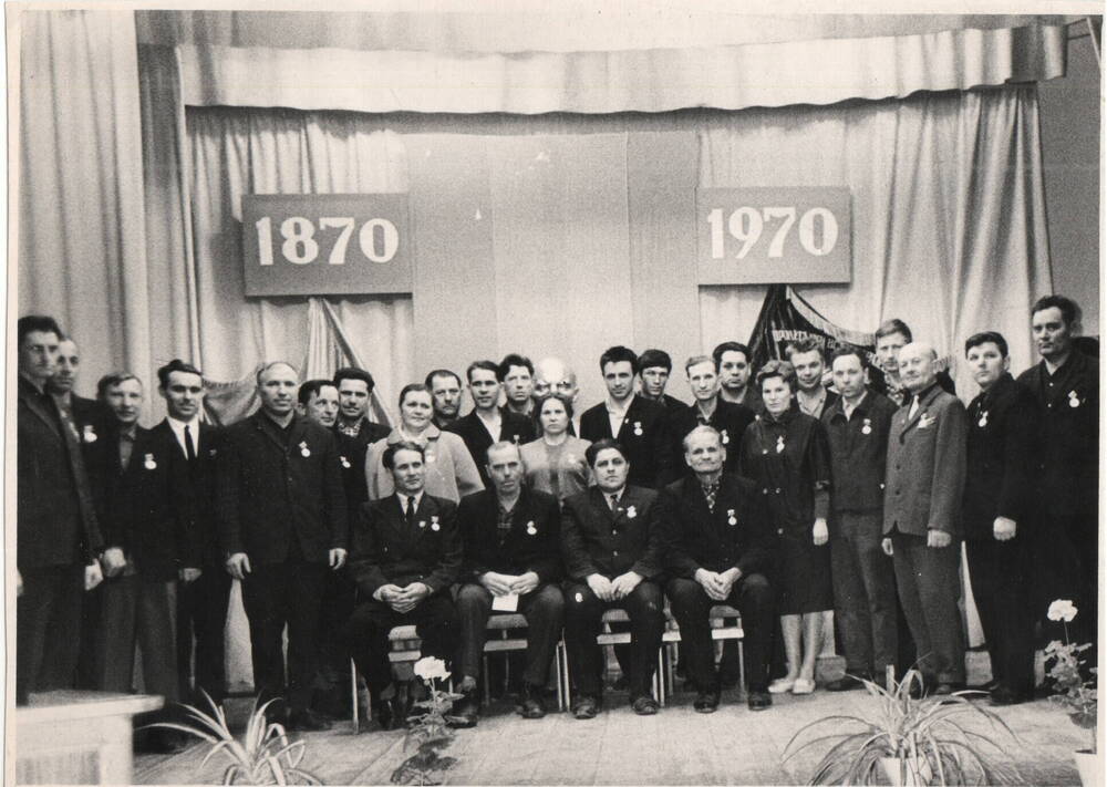 Фото. Награждённые рабочие ЗПД юбилейными медалями, 1970 г.