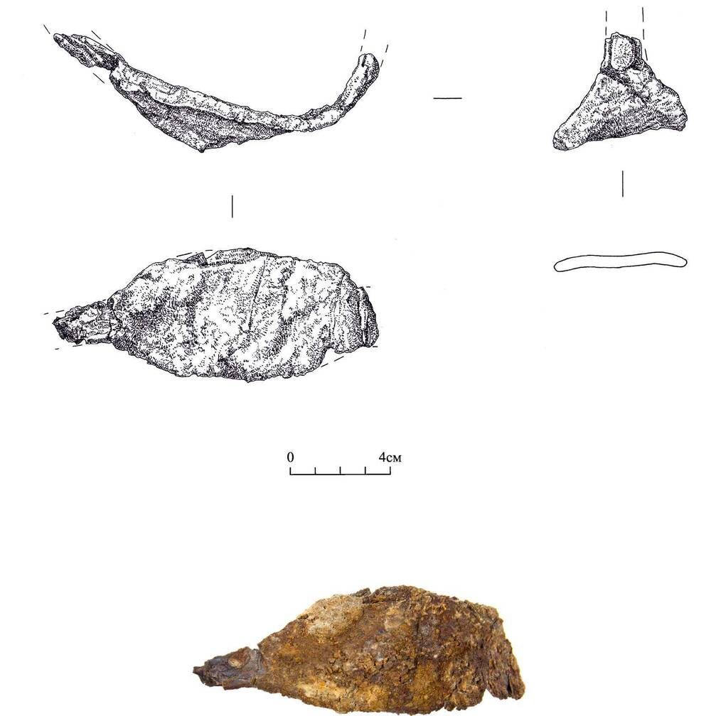 Обломки стремени с широкой подножкой.
