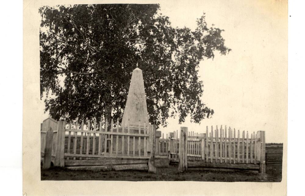 Фотография Братская могила в с. Тимонино (летом)