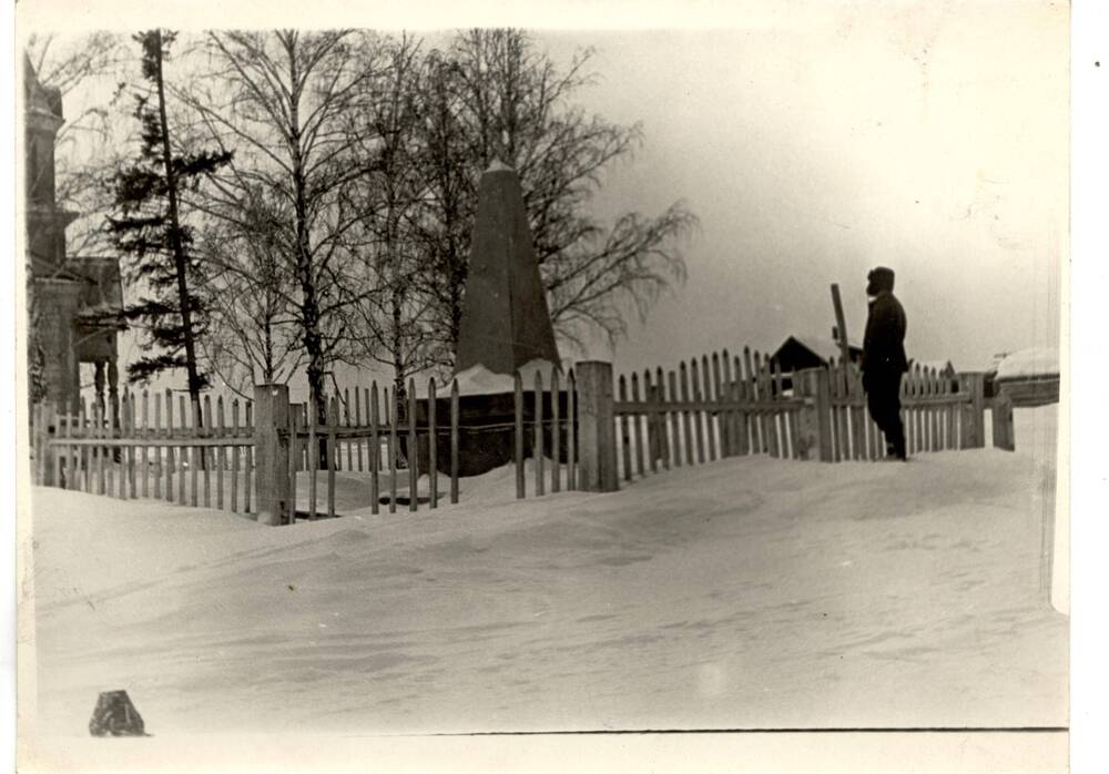Фотография Братская могила в с. Тимонино (зима)