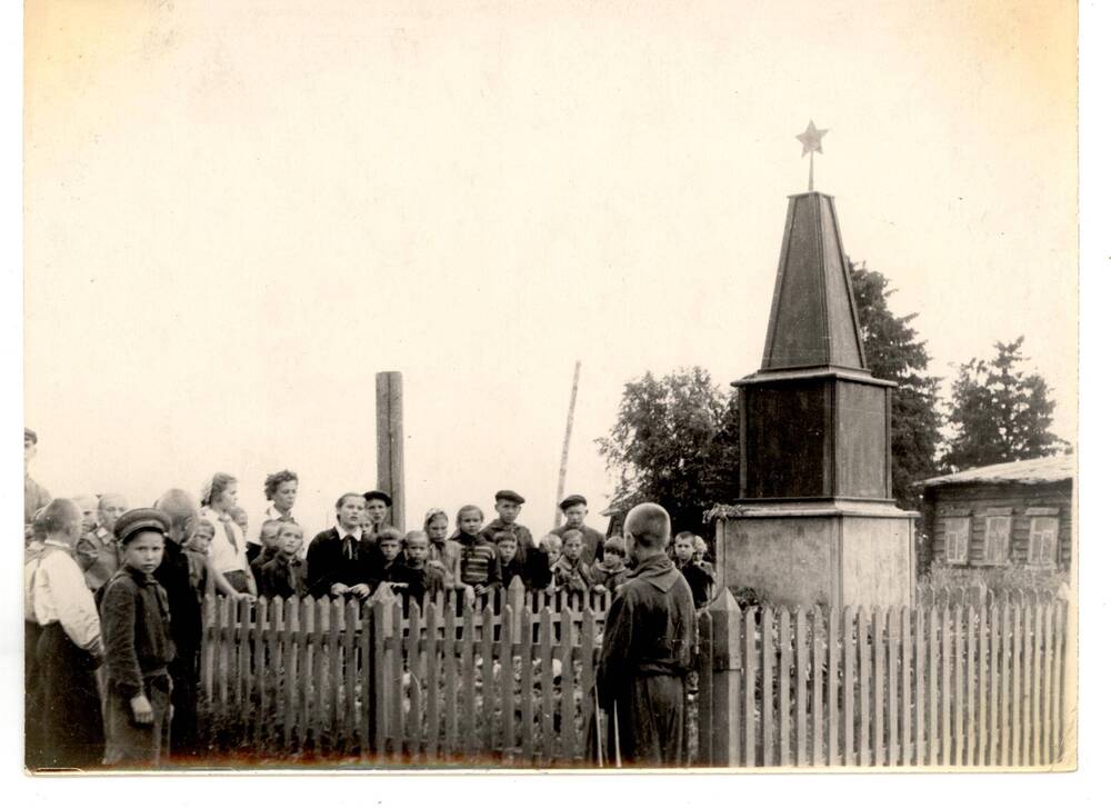 Фотография Братская могила в д Красновка