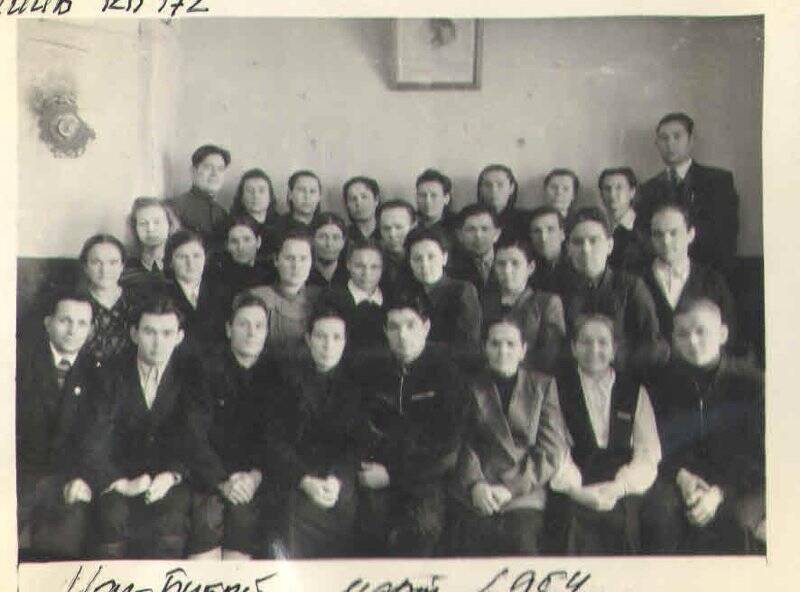 Фотография с изображением группы учителей Иж-Бобьинской средней школы.