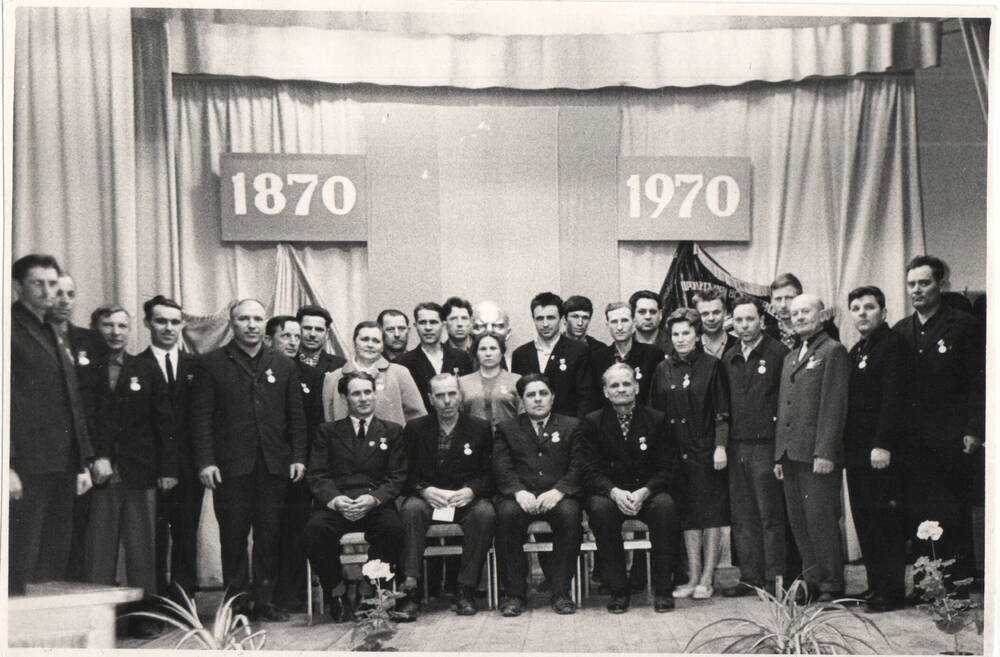 Фото групповое. Награждённые рабочие ЗПД юбилейными медалями, 1970 г.