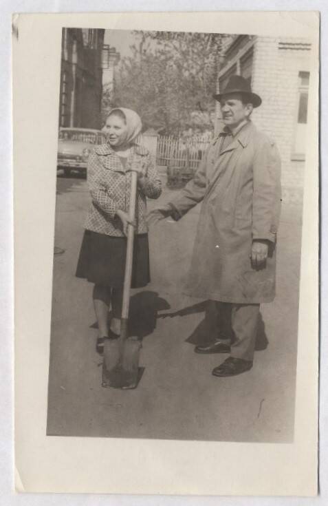 Фотография черно-белая. Изображены В.А. Нашивочников и молодая женщина с лопатой в руках.