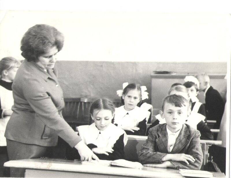 Фотография. Каткова Валентина Дмитриевна на уроке чтения во 2 – ом классе.