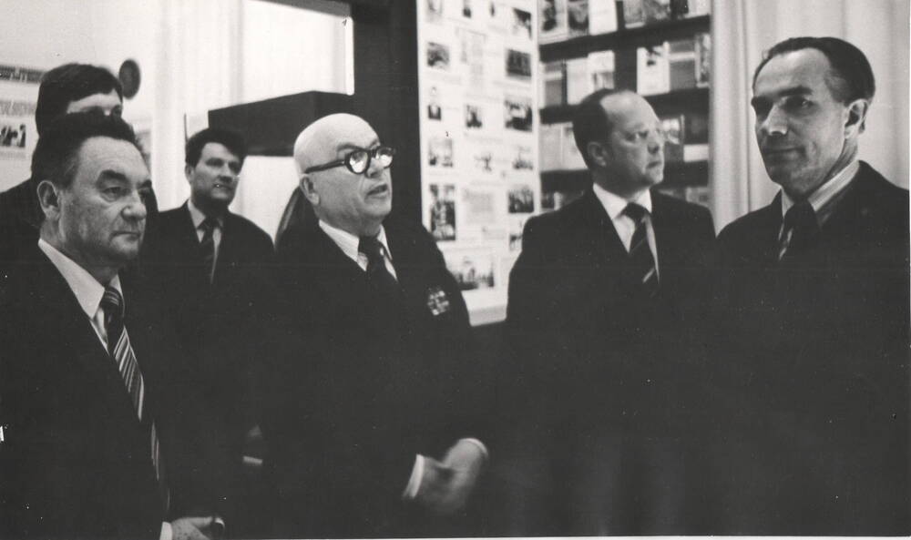 Фото групповое. Чехославацкая делегация в музее трудовой славы цементного завода, сентябрь 1982 г.