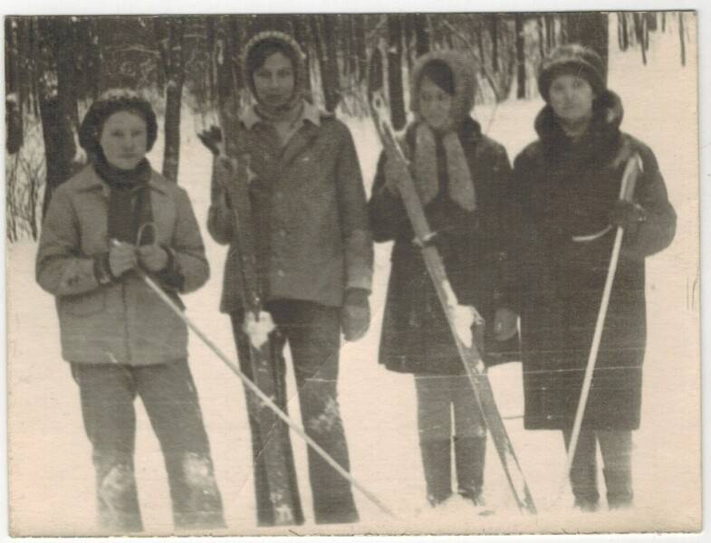 Фотография чёрно-белая. Групповой портрет. 7 «а» класс средней школы №2 п. Строитель на лыжной прогулке.