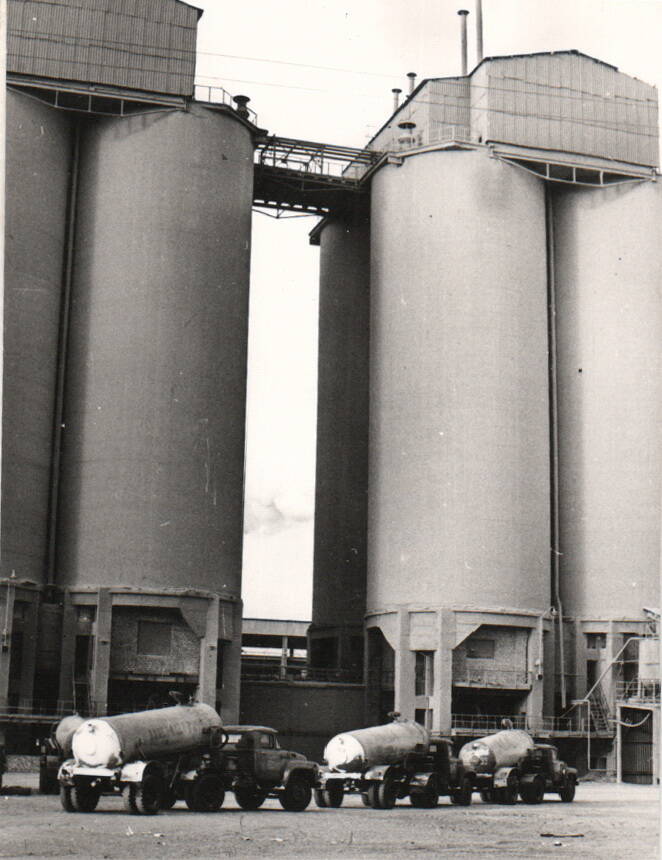 Фото. Отгрузка цемента автотранспортом, 1978 г.