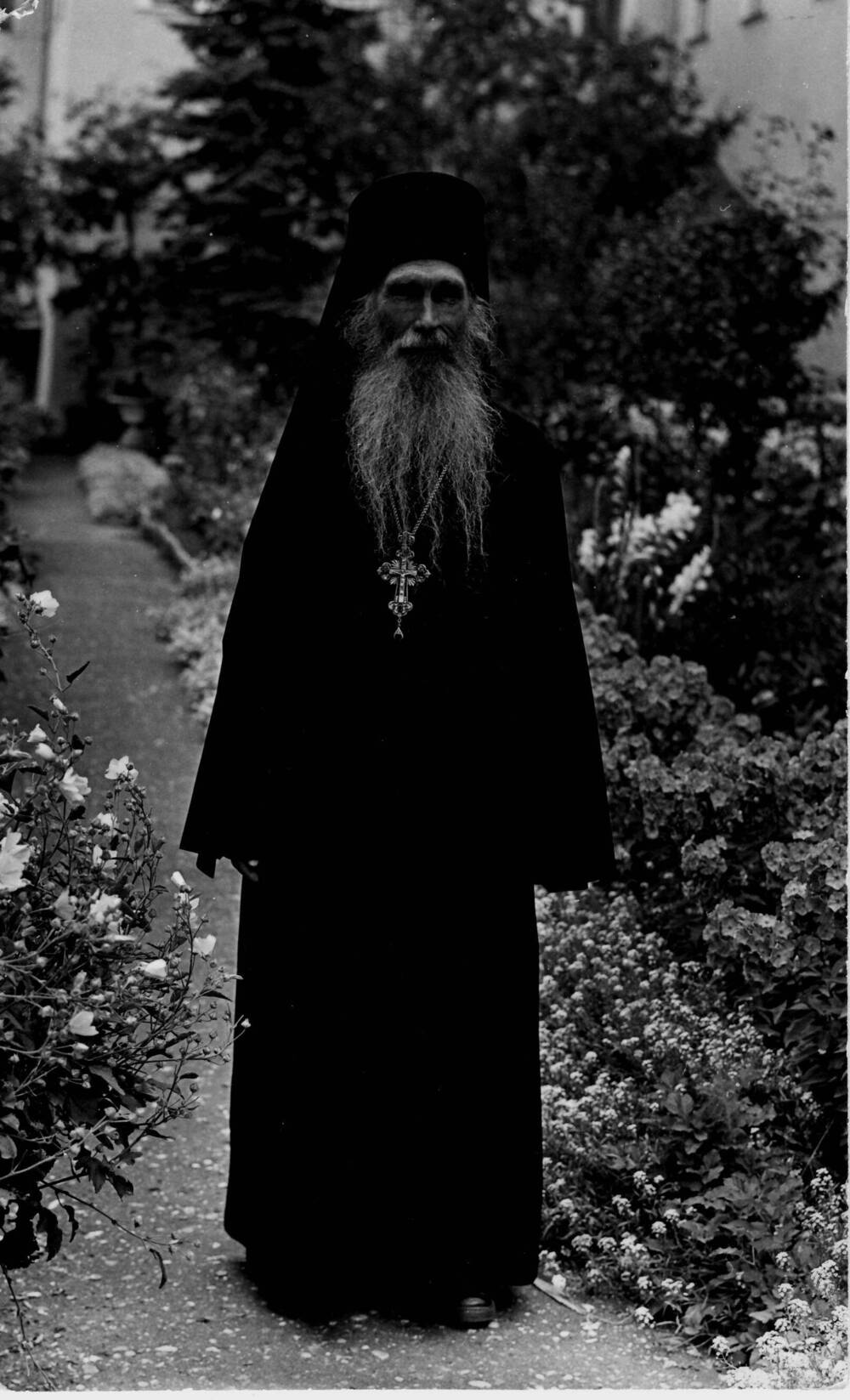 Фотография «Архимандрит  Кирилл Павлов, духовный отец Геннадия Юшкова, в монашеском облачении на фоне сада», 1980-е гг.