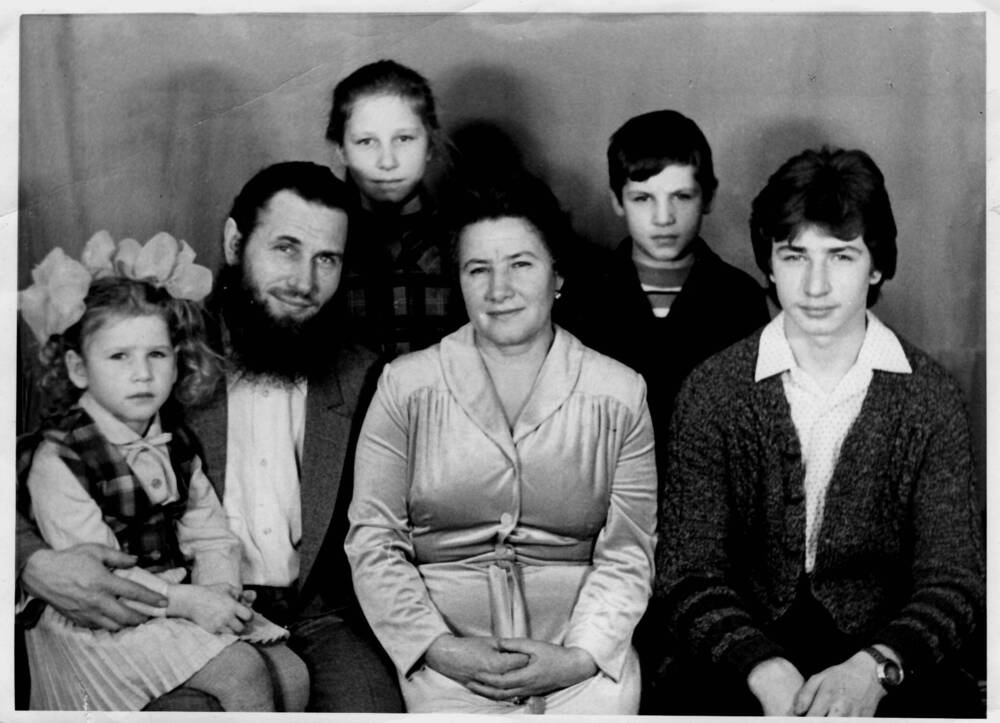 Фотография «Семья Г.Н. Юшкова с матушкой Зинаидой и детьми Кириллом, Андреем, Екатериной и Еленой», 1970-е гг.