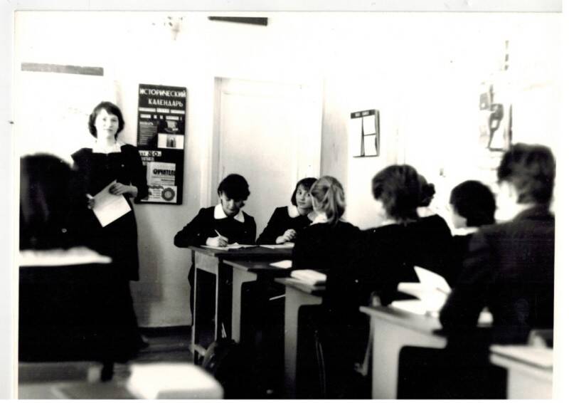 Фотография чёрно-белая. Сюжетная. Комсомольское собрание в школе №2 п. Строитель.