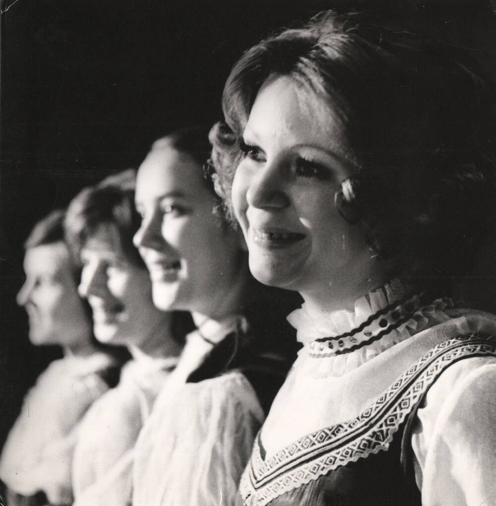 Фото. Солистка художественной самодеятельности – ученица 10 класса Лена Жевлакова, 1978 г.