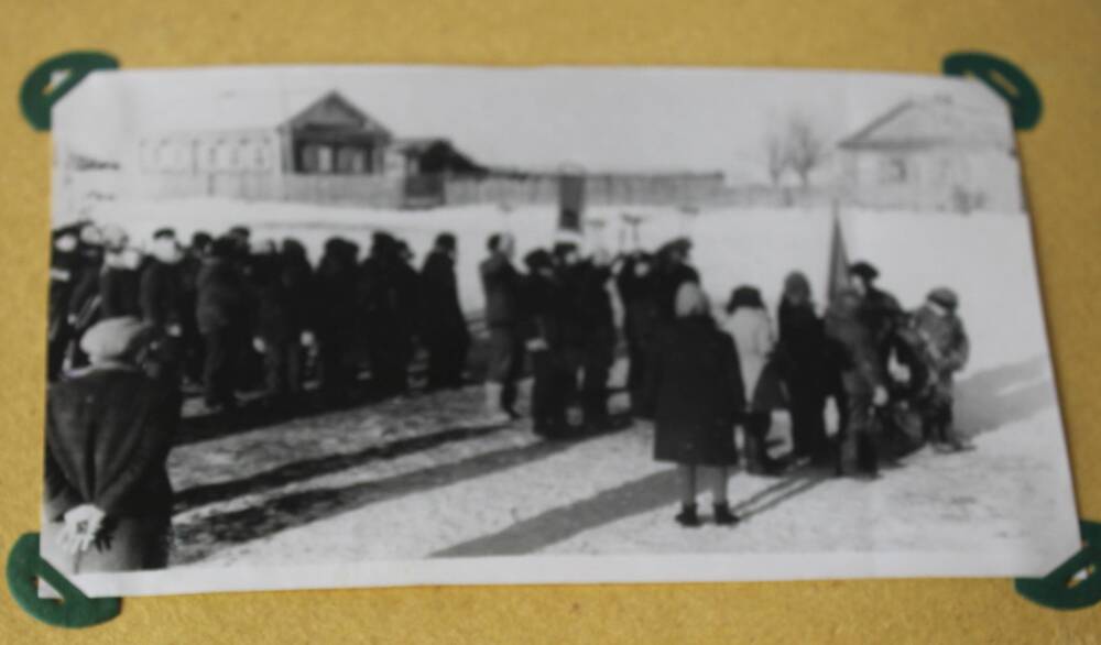 Фотография из альбома Из истории Алманчиковской средней школы. Факелы в руках