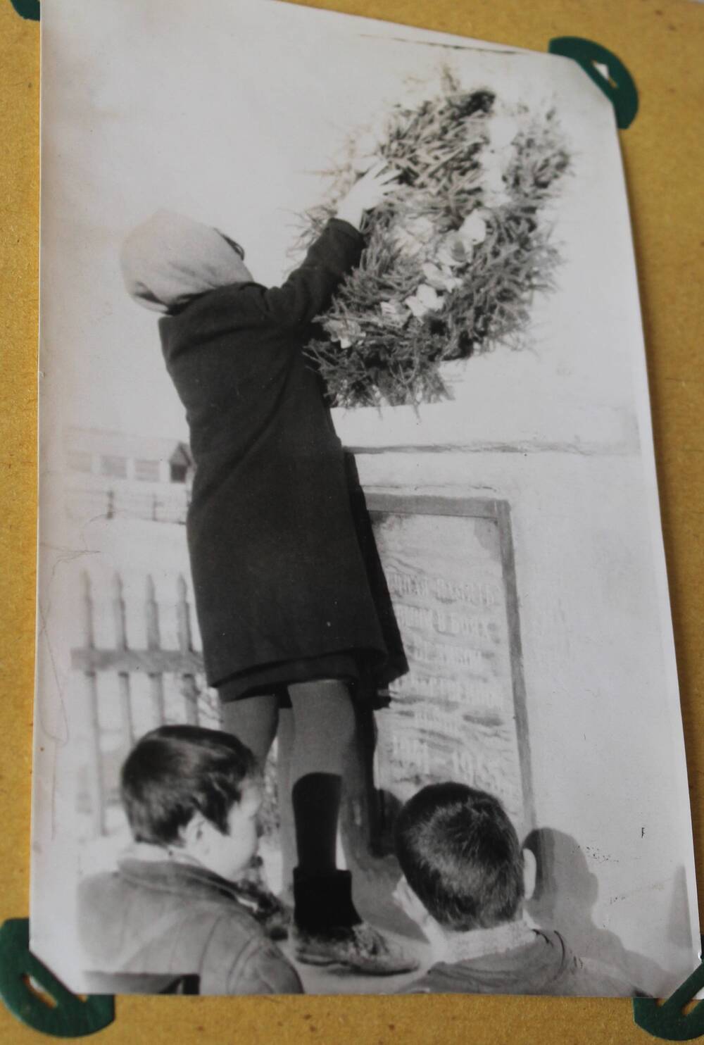 Фотография из альбома Из истории Алманчиковской средней школы. Возложение венка