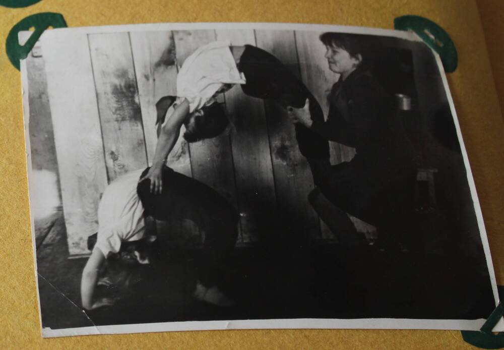 Фотография из альбома Из истории Алманчиковской средней школы. Акробатические номера