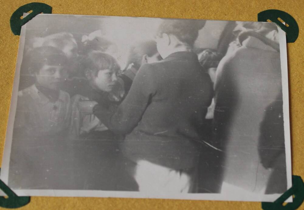 Фотография из альбома Из истории Алманчиковской средней школы. Прием в пионеры