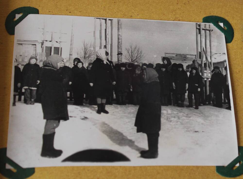 Фотография из альбома Из истории Алманчиковской средней школы. Принимает рапорт