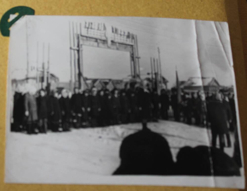 Фотография из альбома Из истории Алманчиковской средней школы. Сдача рапорта