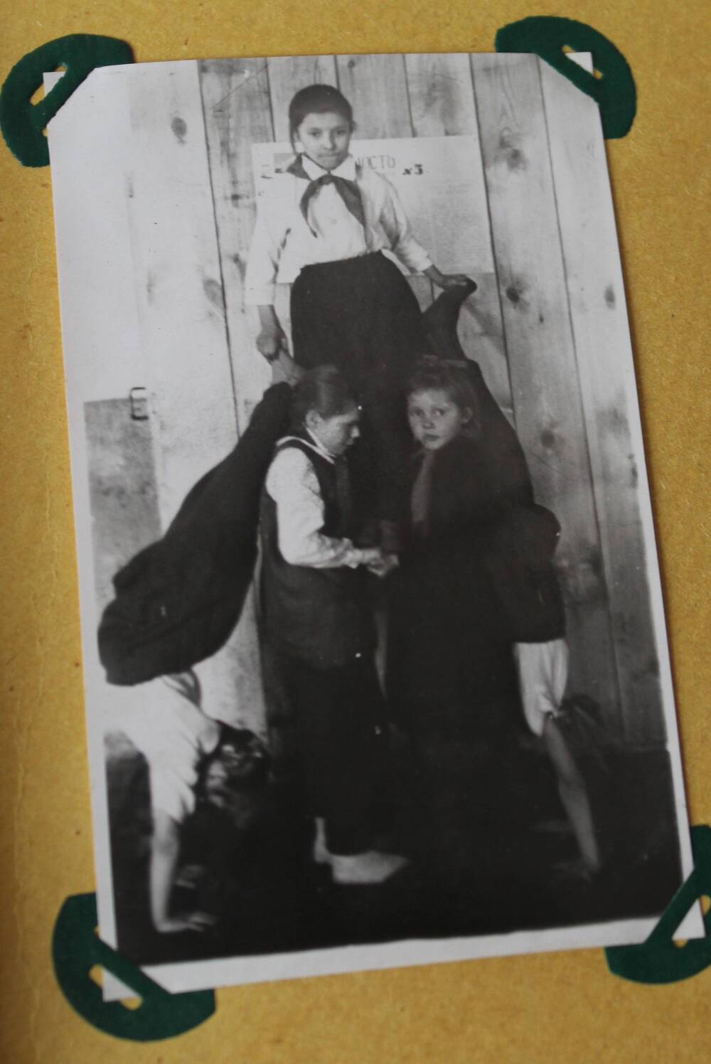 Фотография из альбома Из истории Алманчиковской средней школы. Акробатический номер