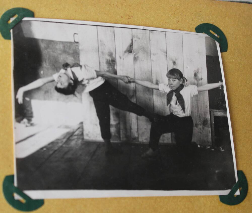 Фотография из альбома Из истории Алманчиковской средней школы. Акробатический номер