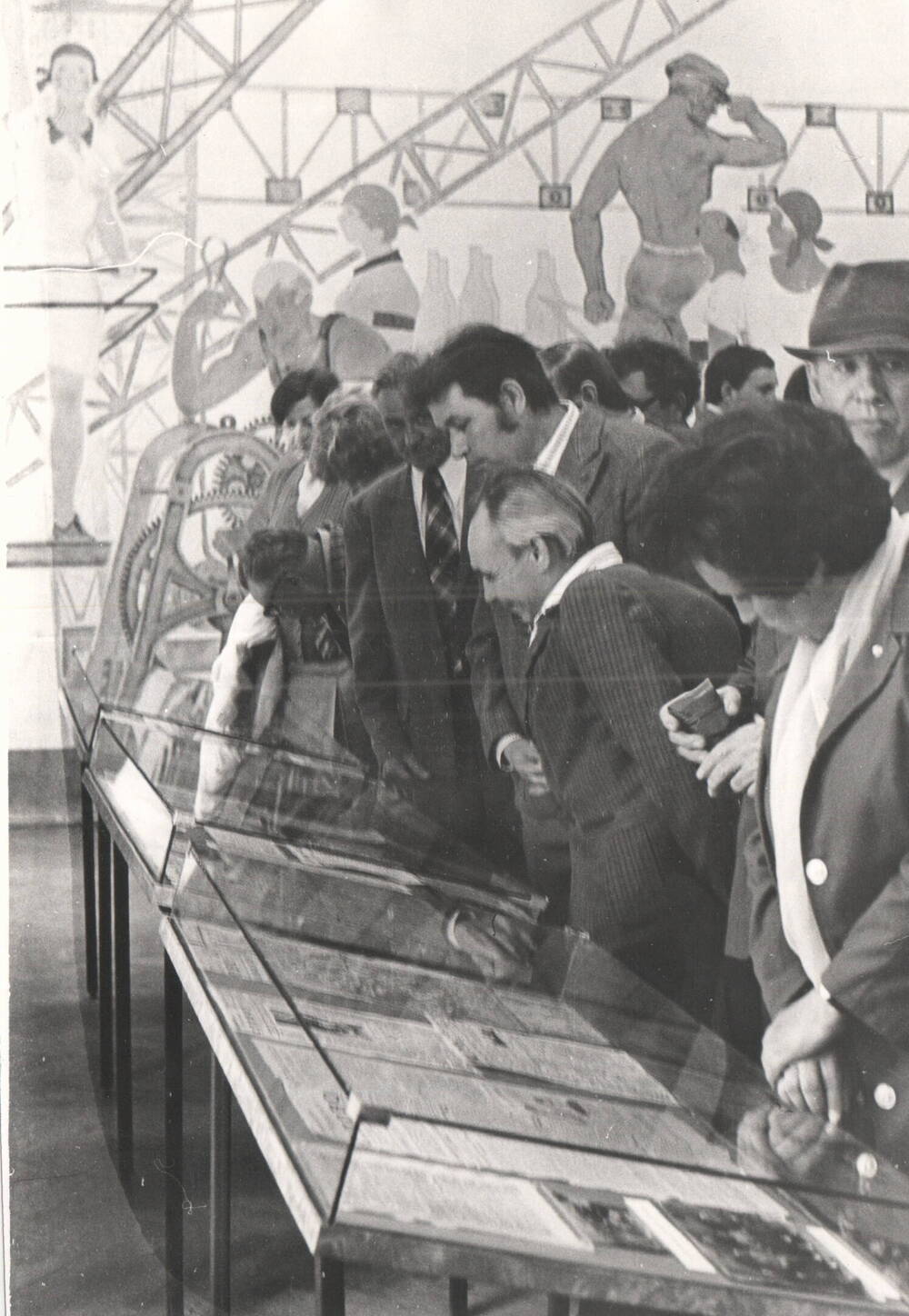 Фото групповое. 60-летие газеты «Призыв». На юбилейной выставке в фойе ДКЦ, 1979 г.
