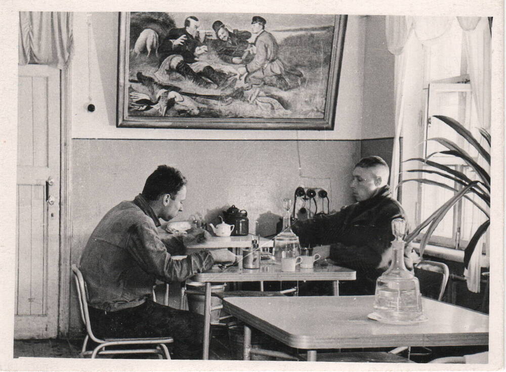 Фото групповое. Обеденный перерыв на цемзаводе, 1960-е гг.