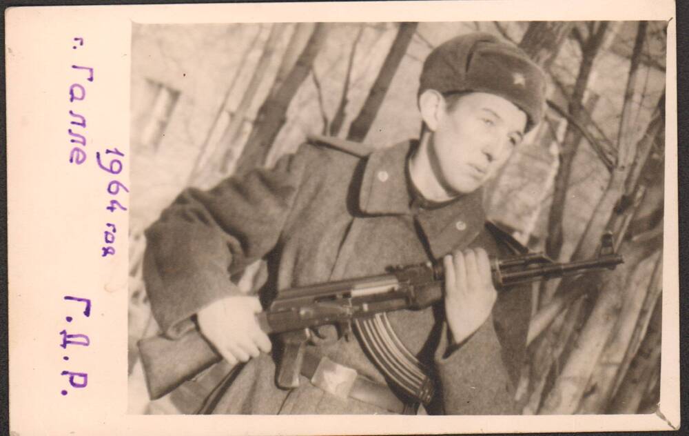 Фото. Донник И.Ф. солдат с автоматом