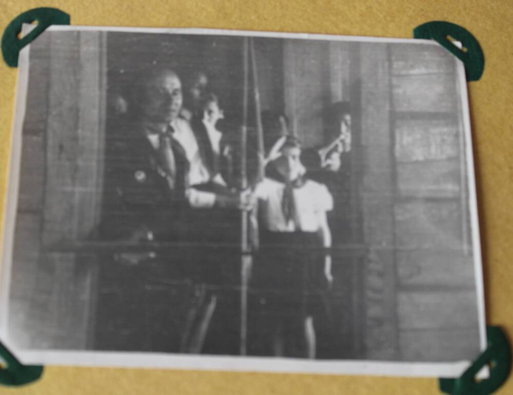 Фотография из альбома Из истории Алманчиковской средней школы.
