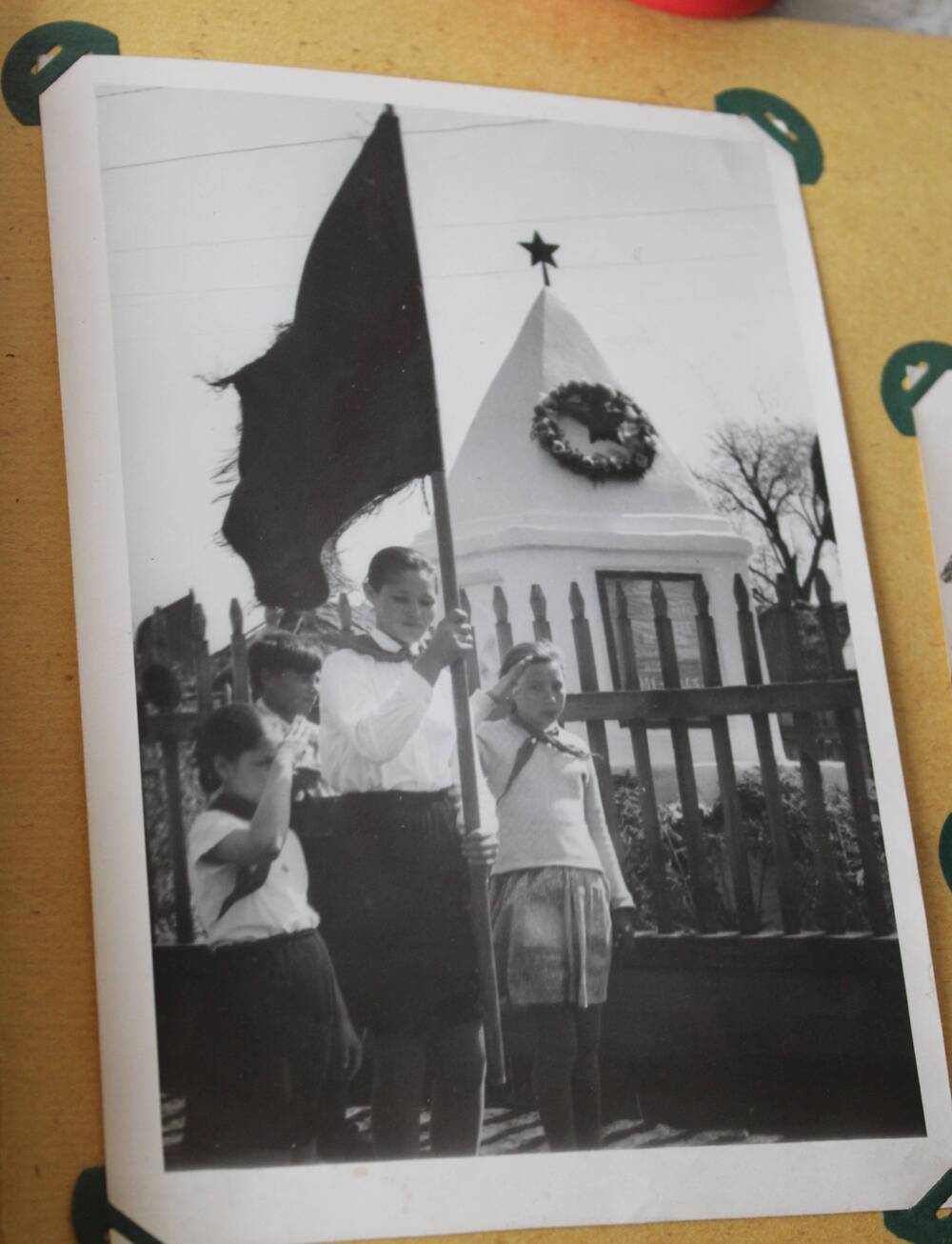 Фотография из альбома Из истории Алманчиковской средней школы.  Почетный караул у памятника