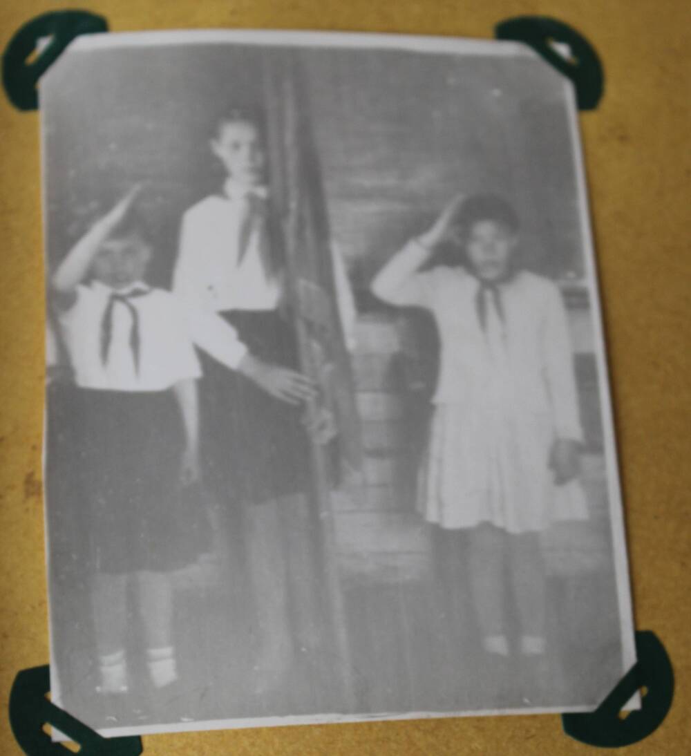 Фотография из альбома Из истории Алманчиковской средней школы. Почетный караул