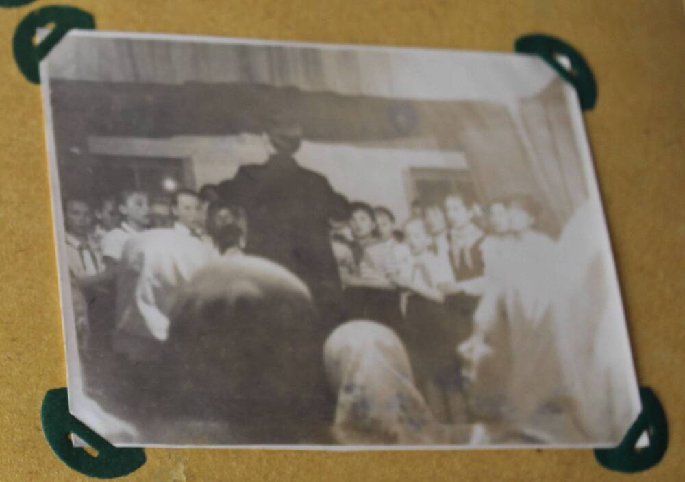 Фотография из альбома Из истории Алманчиковской средней школы. Выступает хор Алманчиковской средней школы
