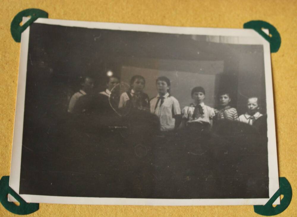 Фотография из альбома Из истории Алманчиковской средней школы. Выступление 6 класса