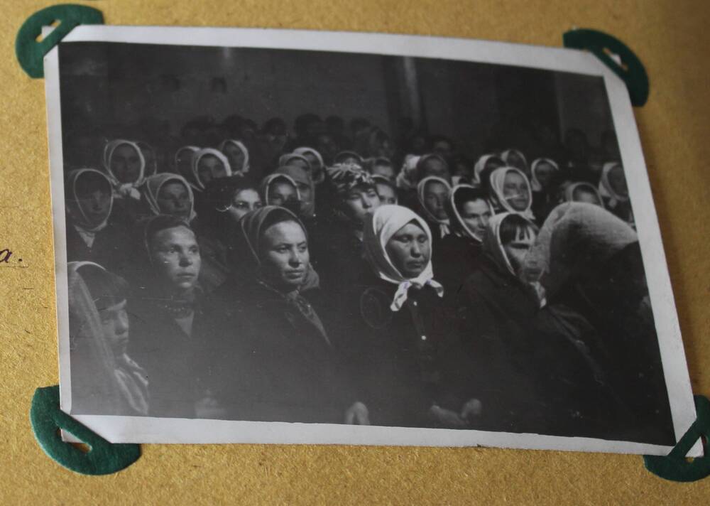 Фотография из альбома Из истории Алманчиковской средней школы. Зрители во время концерта