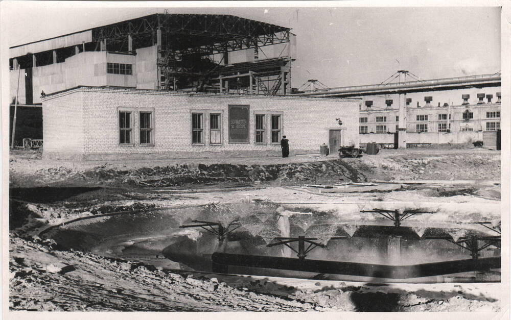 Фото. Строительство водного резервуара 2-го цемпроизводства, 1960-е гг.