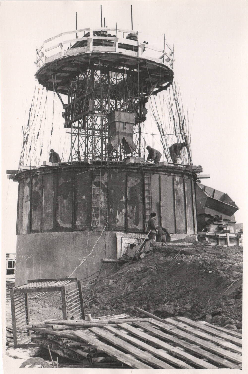 Фото. Строительство выхлопной трубы на цемзаводе, 1960-е гг.