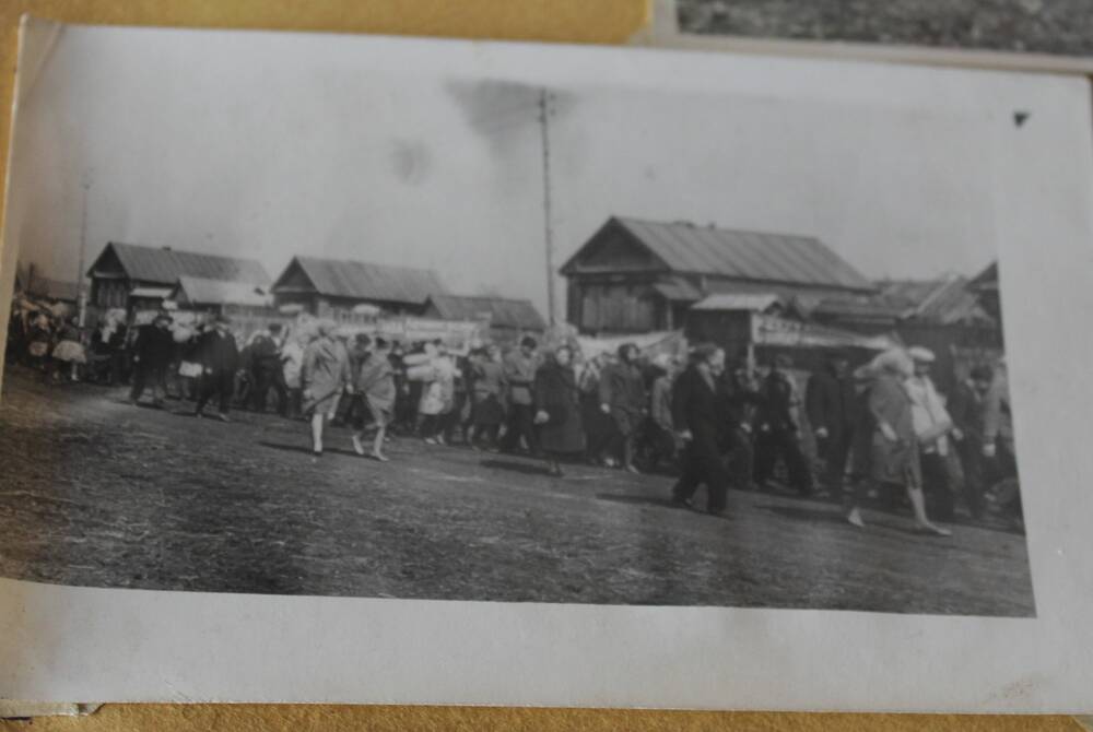 Фотография из альбома Из истории Алманчиковской средней школы. Колонна на парад