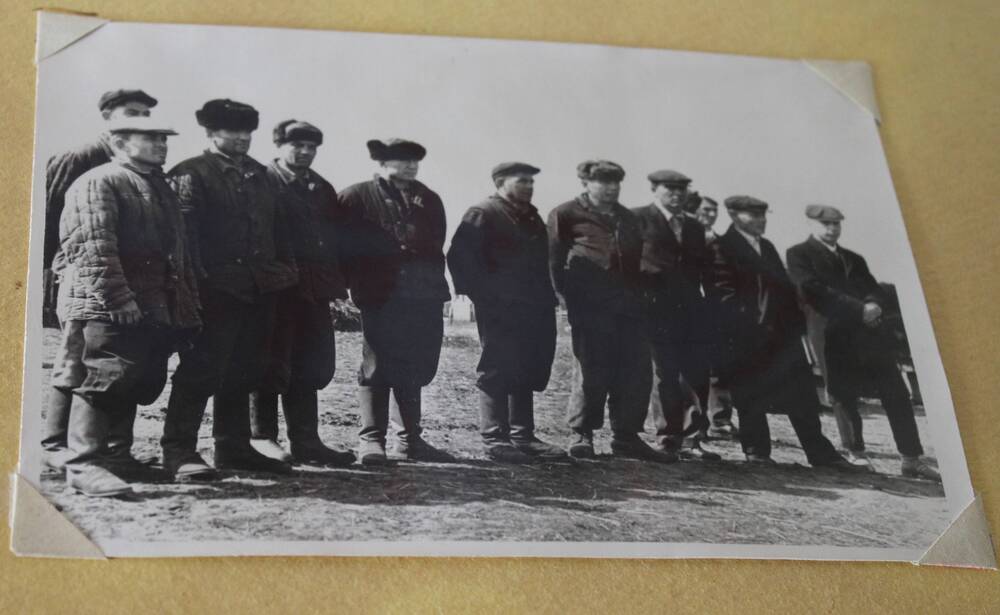 Фотография из альбома Из истории Алманчиковской средней школы. Передовики сельского хозяйства на митинге