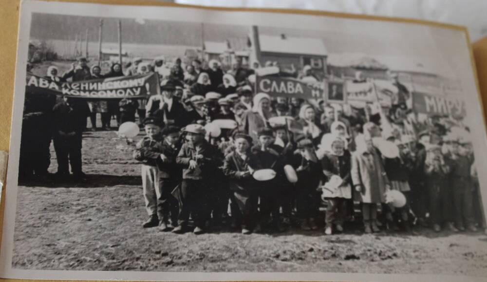 Фотография из альбома Из истории Алманчиковской средней школы. Школьники и колхозники у памятника