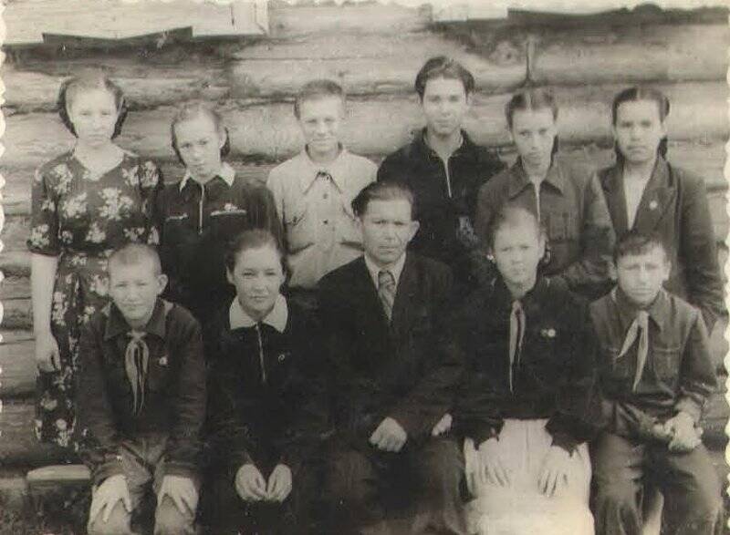 Фотография с изображением учащихся старших классов Иж-Бобьинской школы с учителем географии Зигангараевым Анваром Абдуловичем (в центре).