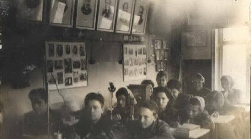 Фотография с изображением урока физики старших классов Иж-Бобьинской школы.