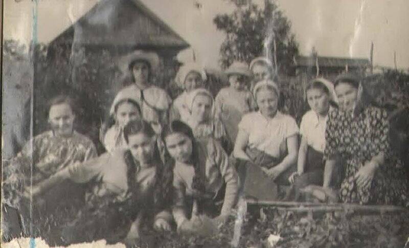 Фотография с изображением женщин на пришкольном участке в Иж-Бобьинской школе.