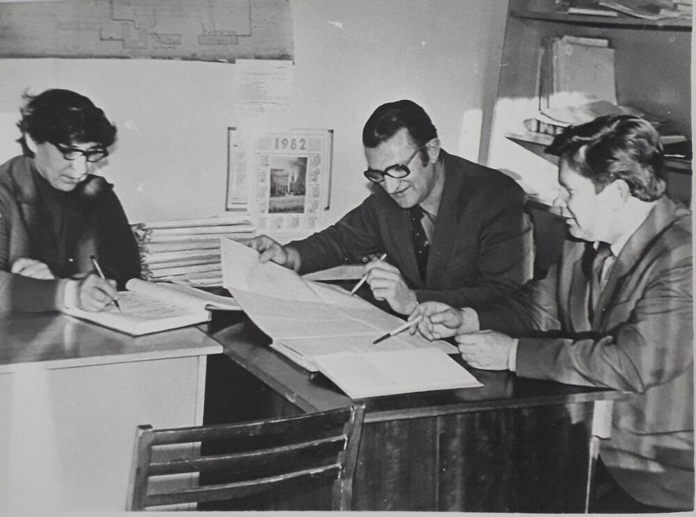 Фотография.  Пушнова Матрена Потаповна, Акопьян Борис Мкртычевич, Шумада Станислав Петрович сидят в кабинете.