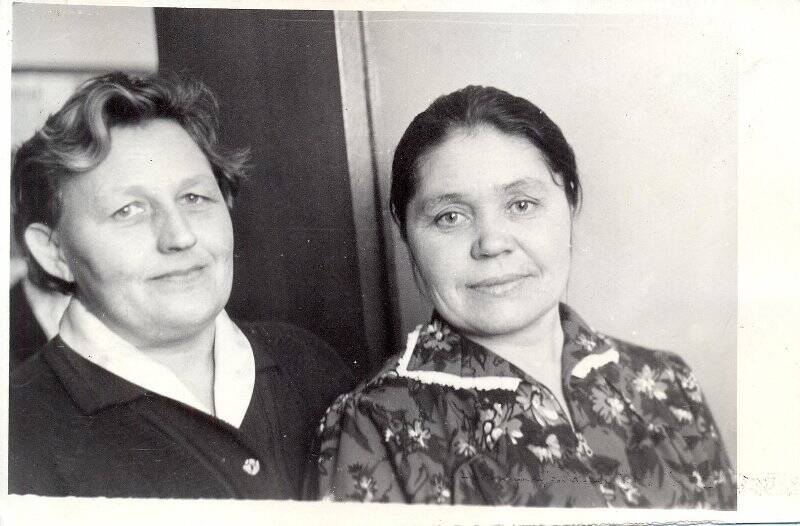 Фотография. Балеевских А. В. (слева) и Балеевских В. А., продавцы Редькинского магазина. Середина 1980-х годов