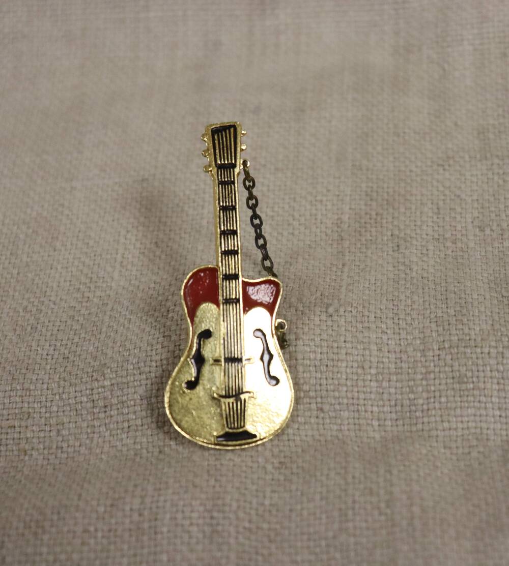 Значок детский в форме гитары золотистого цвета