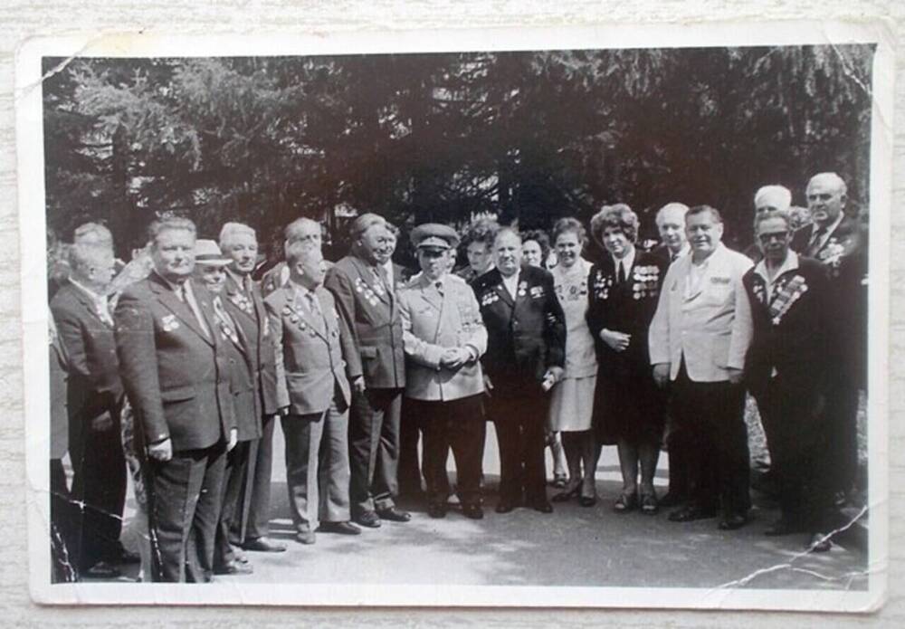 Фотопортрет групповой. Ветераны 77 гсд во время встречи в Москве. 