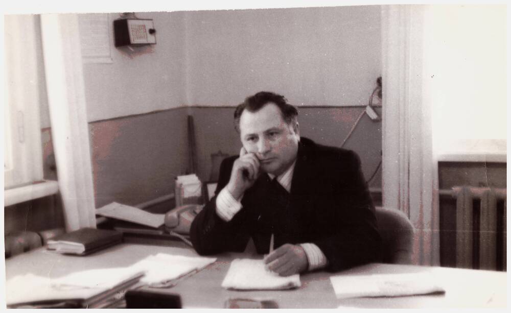 Фотография сюжетная «Председатель колхоза «Красная звезда» Атанов В.А. за рабочим столом».